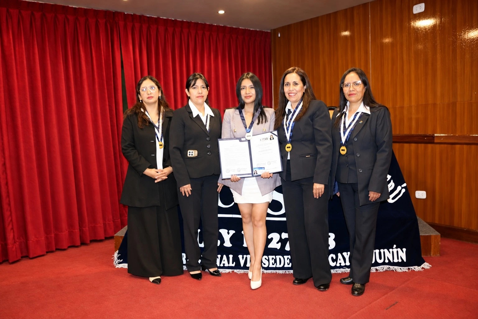 Entrega de diploma a nueva colegiada